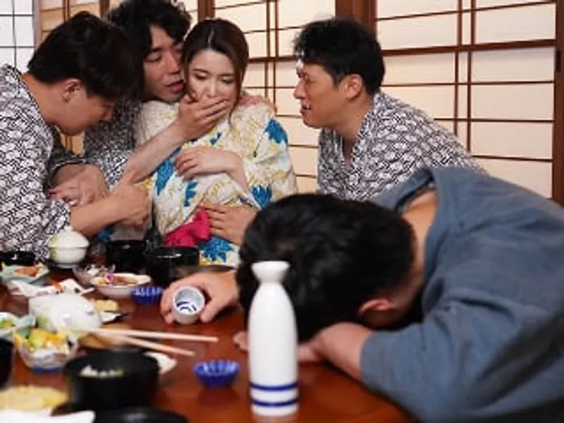 đưa vợ yêu đi suối nước nóng, gã chồng không biết bà xã bị người khác quan hệ sấp mặt