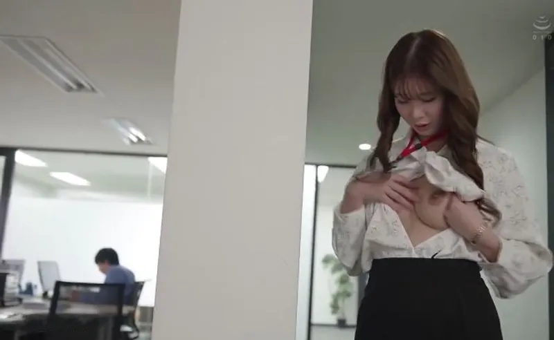 Bí ẩn đằng sau cô nhân viên ngoại hình nghiêm nghị hóa ra lại là "nữ hoàng dâm đãng" đích thực.